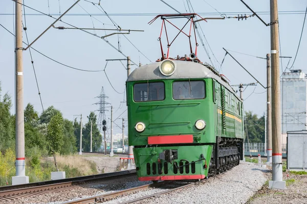 La locomotora retro eléctrica de carga se mueve durante el día. — Foto de Stock