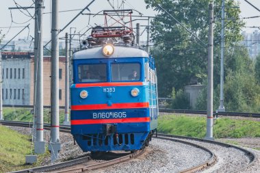 Moskova, Rusya - 27 Ağustos 2021: Yük retro elektrikli lokomotif VL60K numarası 1605. Lokomotifler 1959 yılından beri VL60 üretildi.