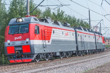 Moskova, Rusya - 27 Ağustos 2021: İstasyona modern elektrikli lokomotif yaklaşıyor.