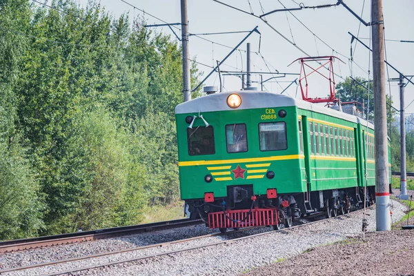 モスクワ、ロシア- 2021年8月27日:レトロ旅客列車SR3番号1668. — ストック写真