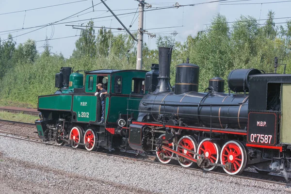 Train rétro vapeur part de la gare. — Photo