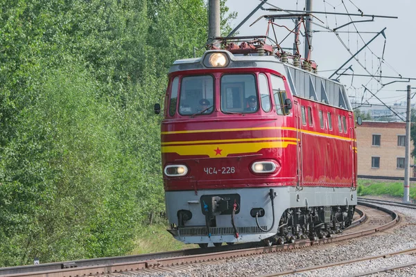 モスクワ、ロシア- 2021年8月27日:旅客レトロ電気チェコ機関車CHS-4は駅から出発します。. — ストック写真