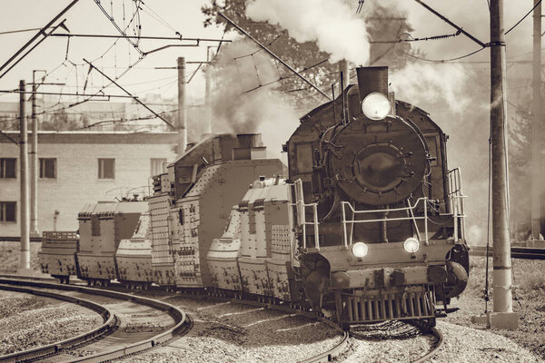 Движения бронированного ретро-поезда.