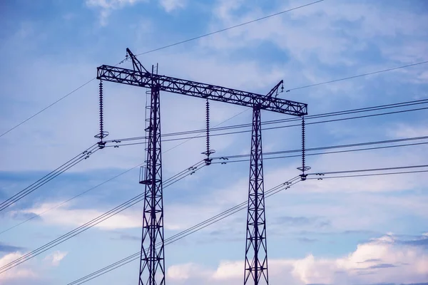 夕方の空の背景上に高電圧塔 — ストック写真