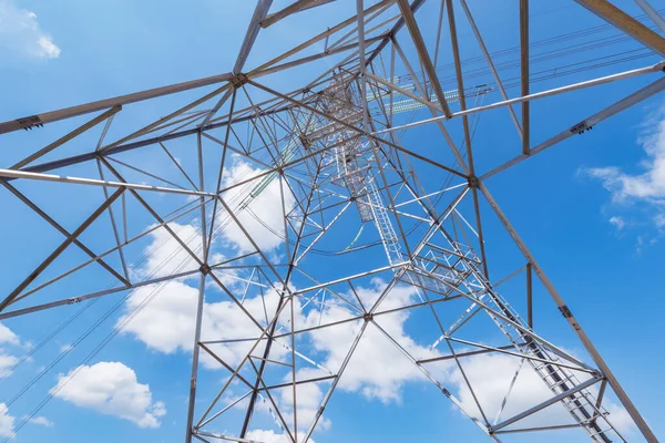 空の背景にある高電圧タワー — ストック写真