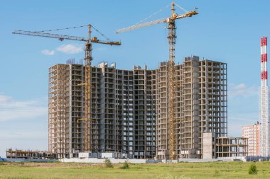 Günbatımı zamanı inşaat alanındaki görünümünü.