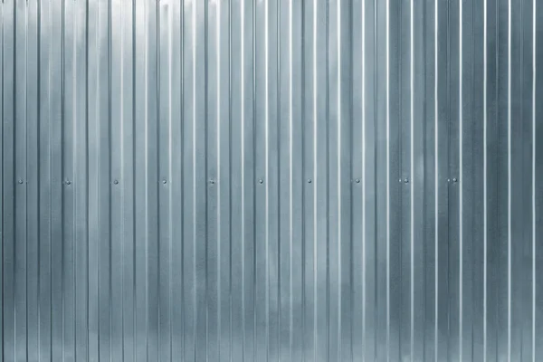Grigio ondulato sfondo recinzione in metallo. — Foto Stock