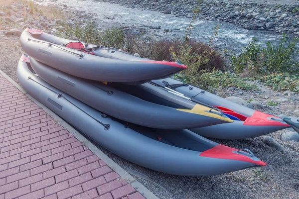 Barcos infláveis na costa do rio da montanha. — Fotografia de Stock