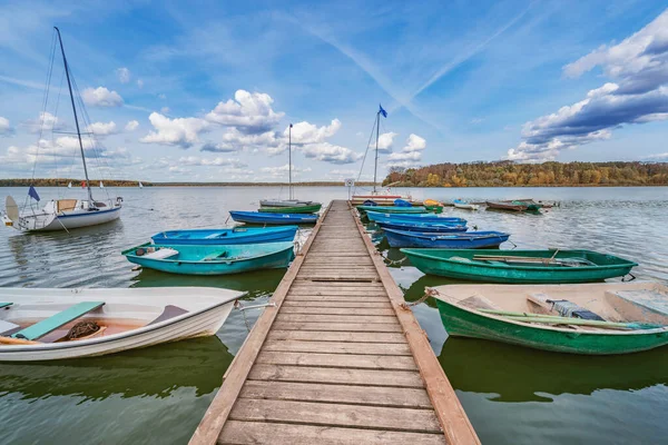 Barche vicino al molo sul lago. — Foto Stock