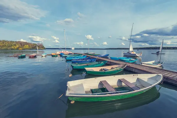 Лодки Пирса Озере Вечернее Время — стоковое фото