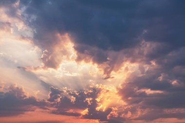 Yağmurdan sonra gün batımında gökyüzünde inanılmaz bulut manzarası.