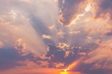 Yağmurdan sonra gün batımında gökyüzünde inanılmaz bulut manzarası.