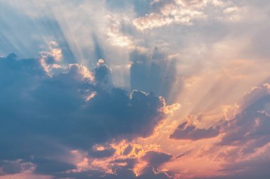 Yağmurdan sonra gün batımında gökyüzünde inanılmaz bulut manzarası.