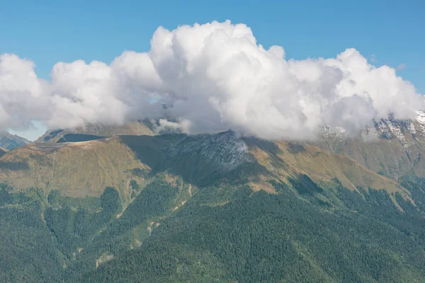 Dağ başında Roza en yüksek bakış açısından bir bakış. Caucasus. Rusya.