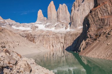 Torres dağlarının sabah manzarası. Torres del Paine Ulusal Parkı. Şili.