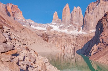 Torres dağlarının sabah manzarası. Torres del Paine Ulusal Parkı. Şili.