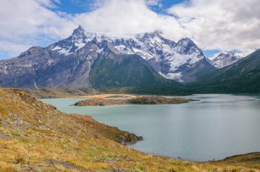 Paine Grande Dağı göl kenarında. Torres del Paine Ulusal Parkı. Şili.