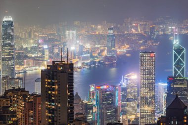Hong Kong - 10 Aralık 2016: Central City Bölgesi 'nin gece hava görüntüsü.