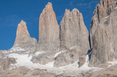 Torres dağlarının sabah manzarası. Torres del Paine Ulusal Parkı. Şili.