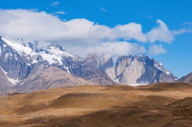 Torres dağlarının sabah manzarası. Torres del Paine Ulusal Parkı. Şili.