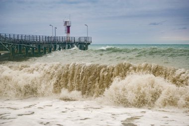 Fırtınalı bir günde iskele manzarası.