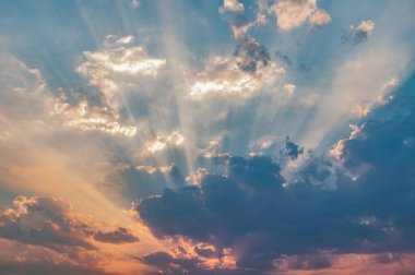 Yağmurdan sonra gün batımında gökyüzünde inanılmaz bulut manzarası.