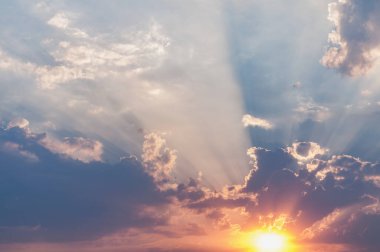 Yağmurdan sonra gün batımında gökyüzünde inanılmaz bulut manzarası.