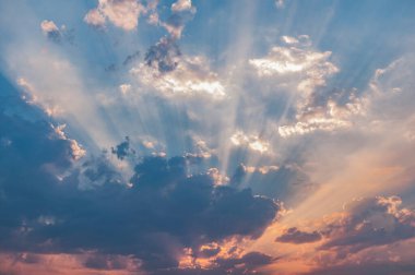 Yağmurdan sonra gün batımında gökyüzünde inanılmaz bulut manzarası.