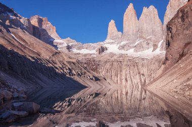 Torres dağlarının sabah manzarası. Torres del Paine Ulusal Parkı. Şili.