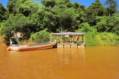 Iguazu Şelalesi, Arjantin - 18 Nisan 2013: Büyük Macera Şirketi teknesi rıhtımda yerini aldı.