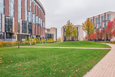 Bulutlu bir günde apartman dairelerinin arasında sonbahar parkı.