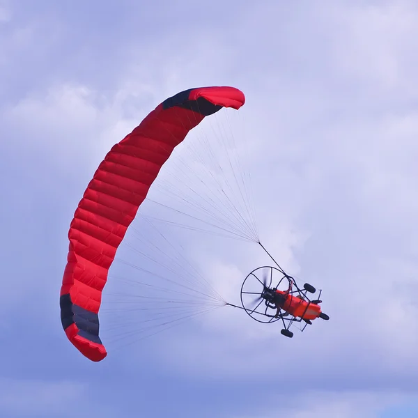 Parapente no céu nublado . — Fotografia de Stock