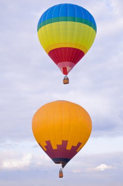 iki sıcak hava balon uçuş.