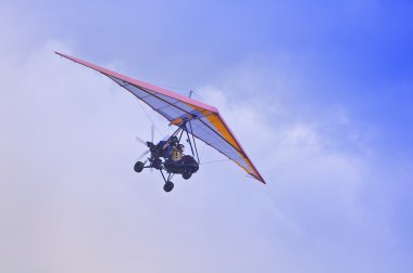 Bulutların üstünde motor deltaplane uçuş.