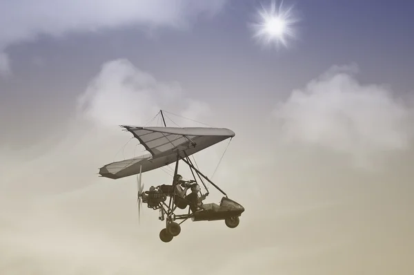 Vlucht van de motor deltaplane boven de wolken. — Stockfoto