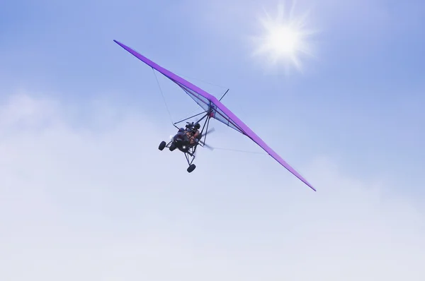 Vlucht van de motor deltaplane boven de wolken. — Stockfoto