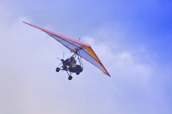 Vlucht van de motor deltaplane boven de wolken. — Stockfoto