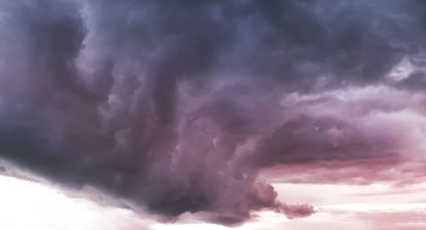 Dark storm clouds before rain at sunset. — Stock Photo, Image