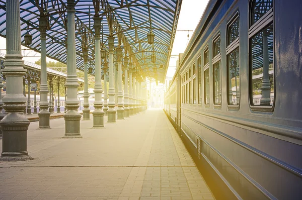列车在车站站在日出时间. — 图库照片