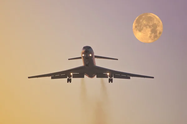 Lądowanie samolotu przy zachodzie słońca. — Zdjęcie stockowe