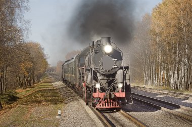Retro buharlı tren hızlı gider.