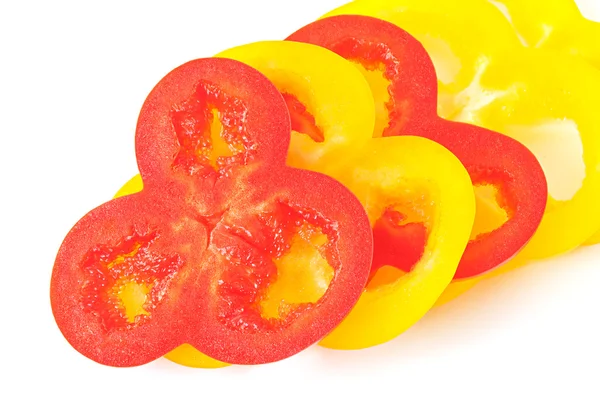 Pimentos vermelhos e amarelos frescos cortados em anéis sobre fundo branco . — Fotografia de Stock