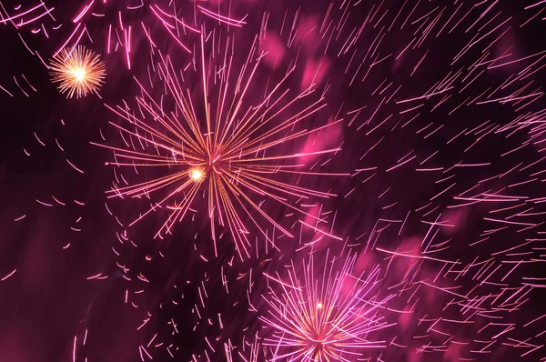 Fogos de artifício no céu da noite . — Fotografia de Stock