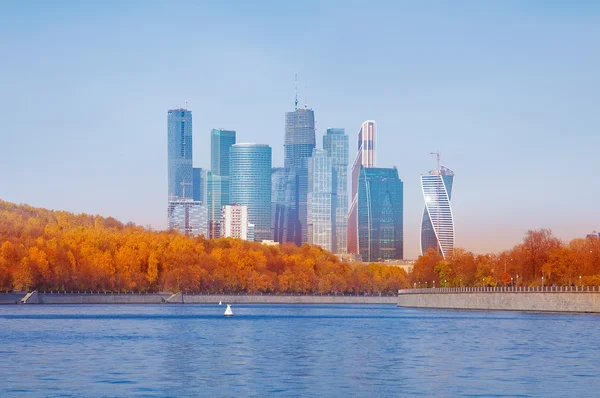 Wolkenkratzer auf dem Hintergrund des Flusses. — Stockfoto