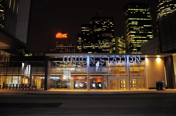 到多伦多联合铁路车站入口的夜景. — 图库照片