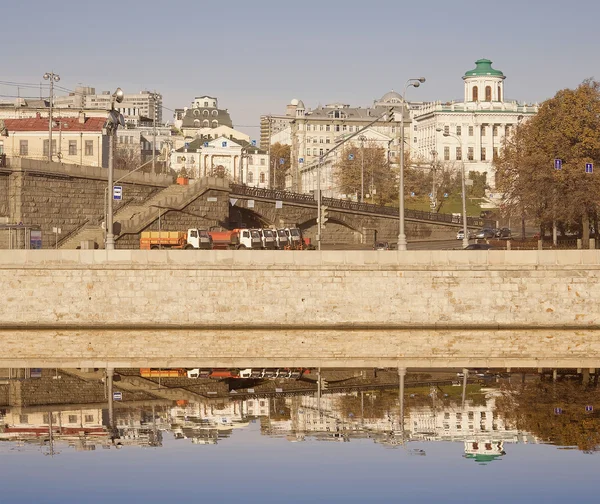 Vista del centro de Moscú con su reflejo en el río Moscú . — Foto de Stock