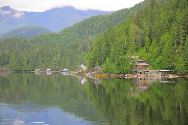 Privé huizen door de fjord. — Stockfoto