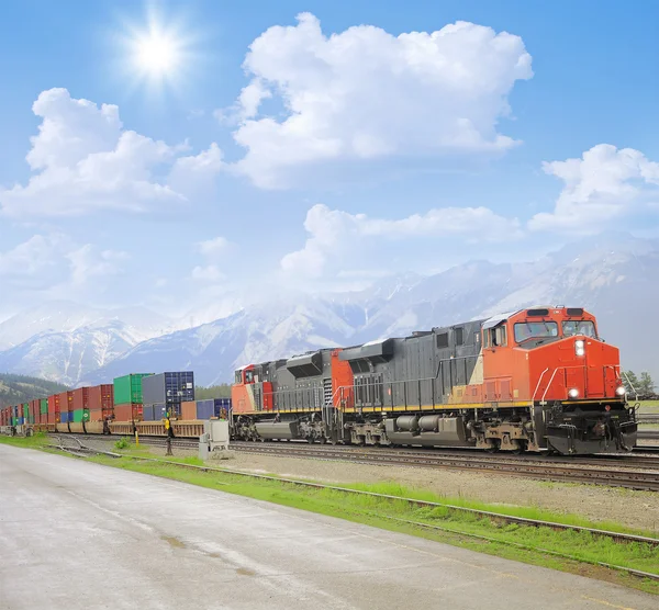 Goederentrein in Canadese rockies. — Stockfoto