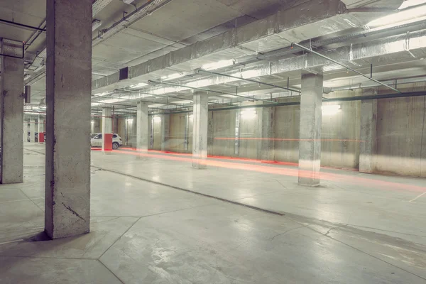 Auto verlichting in de ondergrondse stad parkeergarage. — Stockfoto