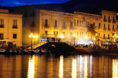 Havai fişek Lipary gece sokakta.